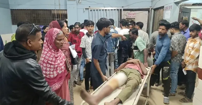 গুলিবিদ্ধদের হাসপাতালে নেয়া হয়েছে